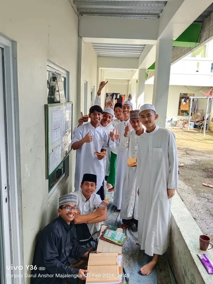 Santri berseragam putih